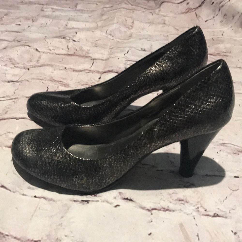Pumps - Picture 2 of 6